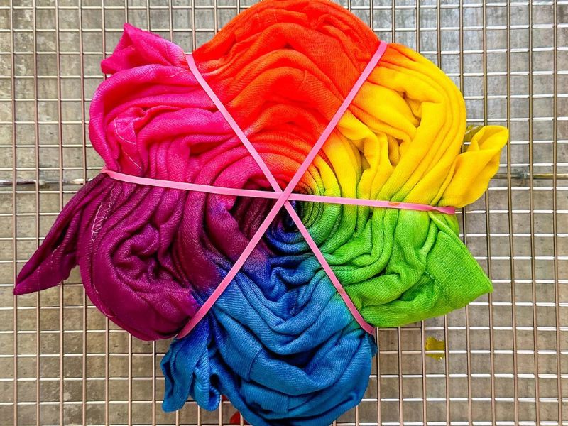 Apply dye colors on the t-shirt